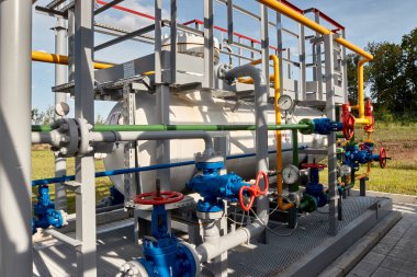Gaz boruları, benzin istasyonu için vanaları ve aletleri durdurun.