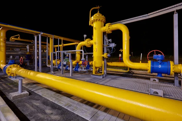 Sistema de tuberías en una planta de producción y procesamiento de gas . — Foto de Stock