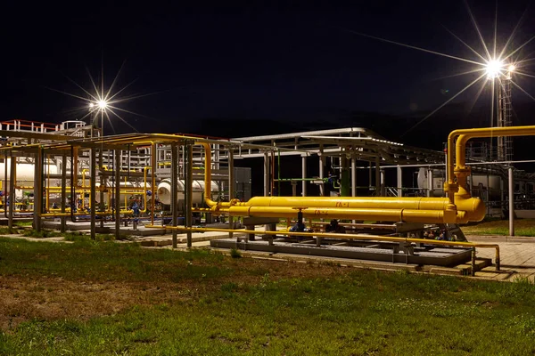 Трубопроводная система на заводе по добыче и переработке газа . — стоковое фото