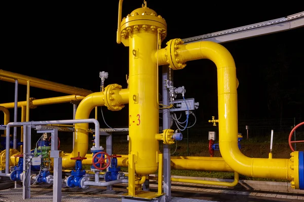 Pijpleidingsysteem in een gasproductie- en -verwerkingsbedrijf. — Stockfoto