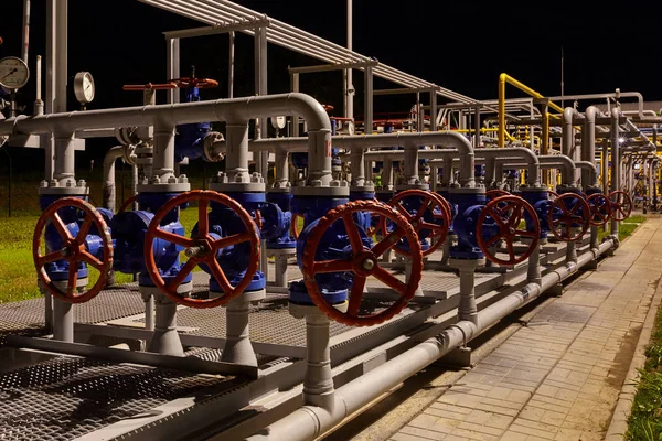 Pijpleidingsysteem in een gasproductie- en -verwerkingsbedrijf. — Stockfoto