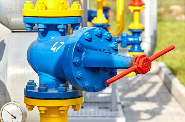 Голубой клапан на желтой трубе на газоперерабатывающем заводе — стоковое фото