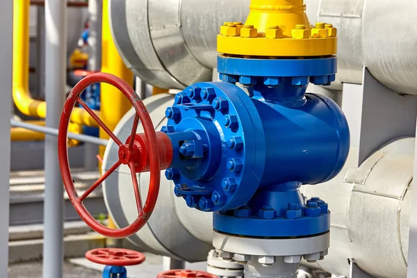 Válvula azul em um tubo amarelo em uma fábrica de processamento de gás — Fotografia de Stock