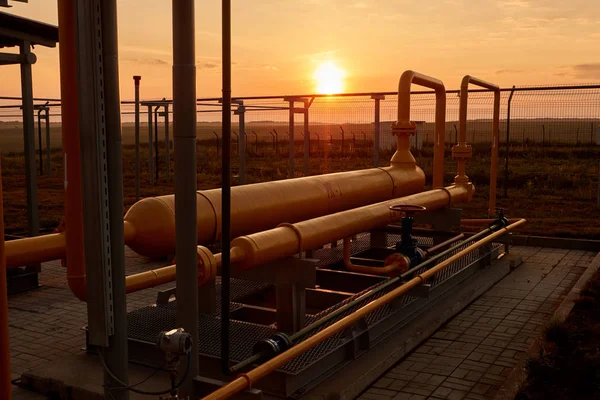 天然气工业。 气体加工厂的管道系统照明 — 图库照片
