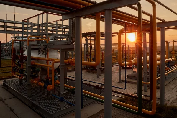 Industrie gazière. Système de canalisation à l'usine de traitement de gaz éclairer — Photo