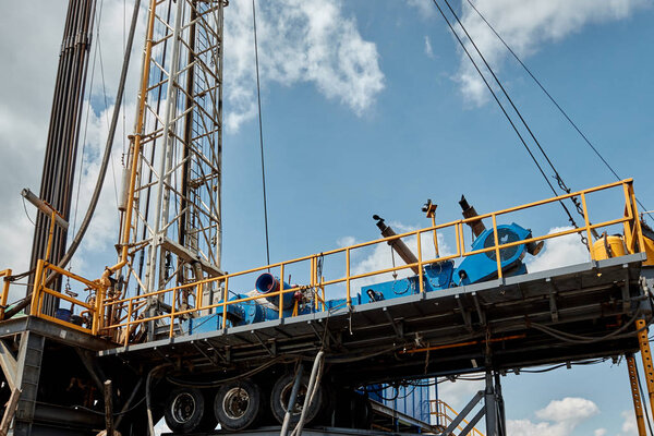 Буровая установка против голубого неба
