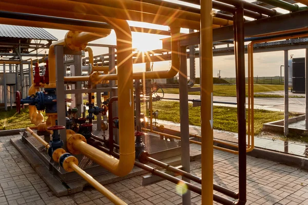 Sistema de encanamento na fábrica de processamento de gás iluminado pelo pôr do sol — Fotografia de Stock