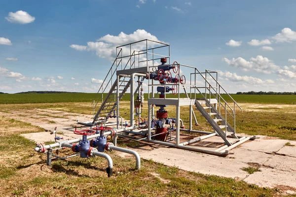 Gasbrunnen mit Rohrleitungssystem und Messinstrumenten — Stockfoto