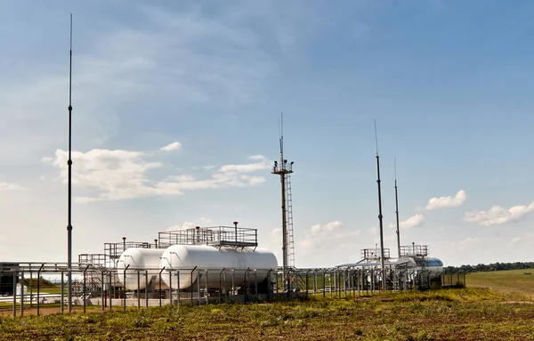 Βιομηχανία αερίου. Δεξαμενές για την αποθήκευση υγροποιημένου αερίου και συμπυκνωμένου αερίου — Φωτογραφία Αρχείου
