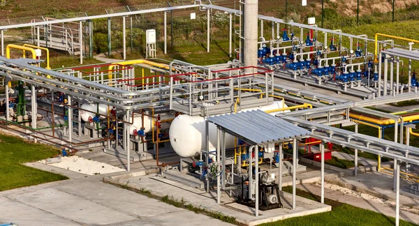 Βιομηχανία αερίου. Αγωγός και σύστημα δεξαμενής. Δεξαμενές για την αποθήκευση υγρών — Φωτογραφία Αρχείου