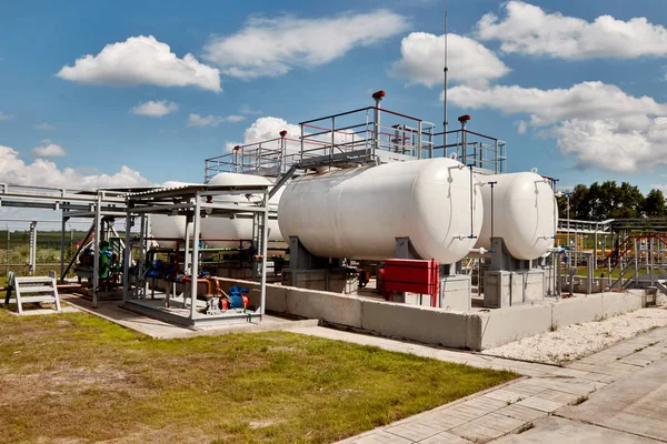 Βιομηχανία αερίου. Δεξαμενές για την αποθήκευση υγροποιημένου αερίου και συμπυκνωμένου αερίου — Φωτογραφία Αρχείου