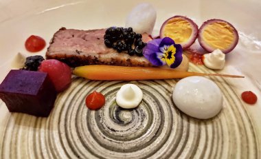 Et iştah açıcı, sebzeli ördek göğsü, yumuşak peynir ve bıldırcın yumurtası.