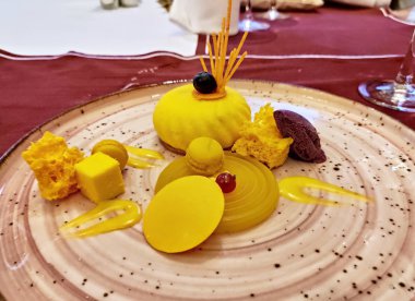 Orijinal bir tabakta kadife kremalı tatlı. Çikolata ile servis edilmiş.,