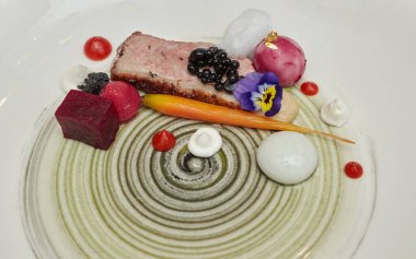 Aperatif ye. Sebzeli ördek göğsü, yumuşak peynir ve bıldırcın yumurtası.