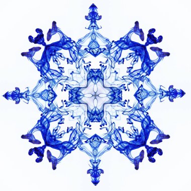 Mavi mandala beyaz arka plan üzerinde mürekkep üzerinden. Soyut mavi çiçek Dürbünü