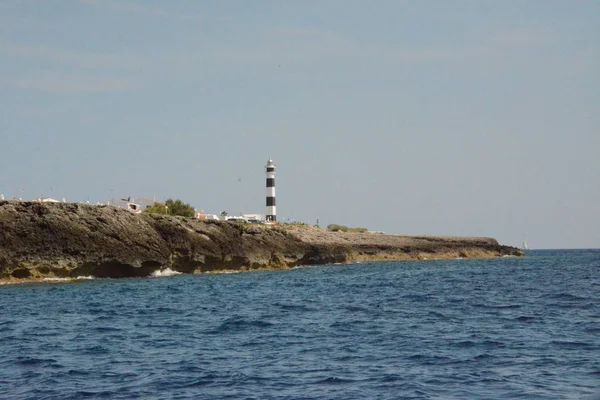 Пейзаж Море Маяке Который Расположен Острове Менорка Сочетание Моря Красивых — стоковое фото