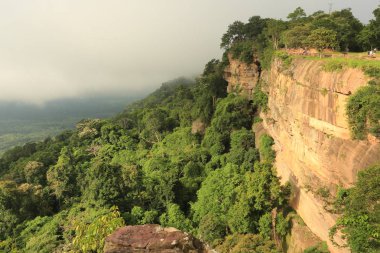Tayland cliff üzerinde sis