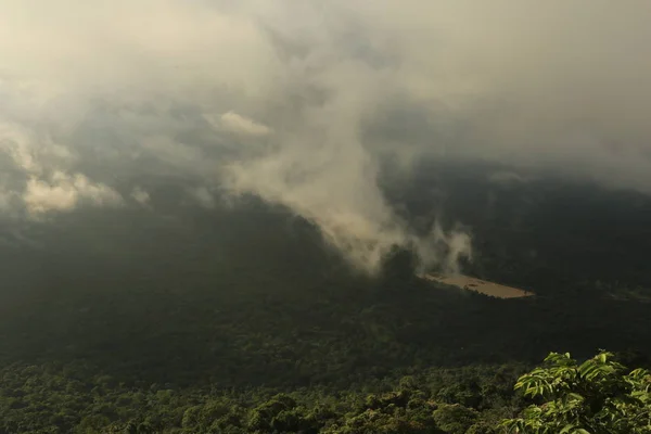 Nebbia sulla scogliera in Thailandia — Foto Stock