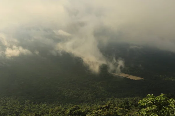 Niebla en el acantilado en Tailandia — Foto de Stock