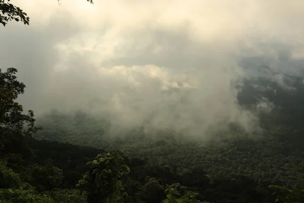 Mist op klif in Thailand — Stockfoto