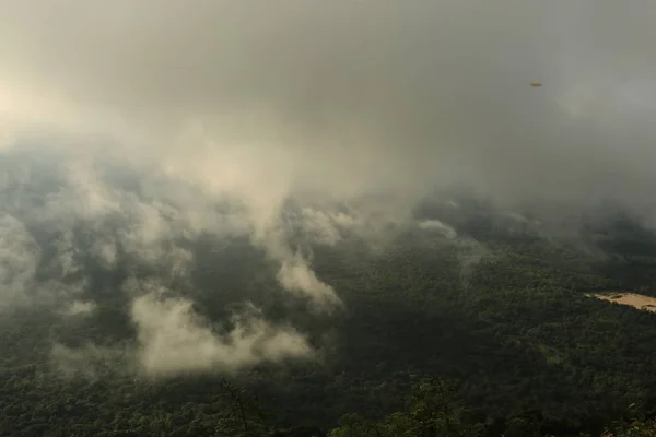 Mgła na klifie w Tajlandii — Zdjęcie stockowe