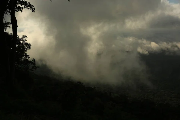 Nebbia sulla scogliera in Thailandia — Foto Stock