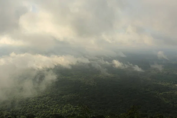 Kabut di tebing di Thailand — Stok Foto