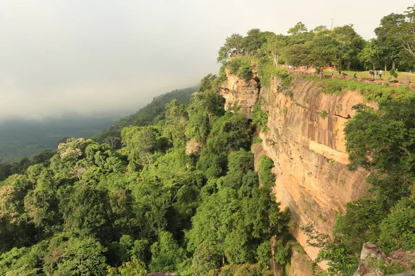 Niebla en el acantilado en Tailandia — Foto de Stock