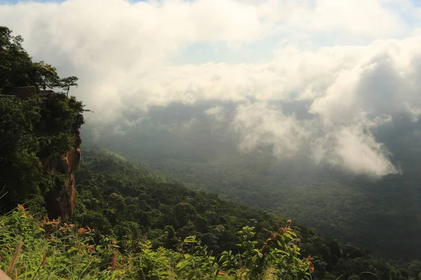 Nebbia sulla scogliera in Thailandia — Foto Stock