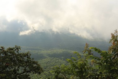 Tayland cliff üzerinde sis