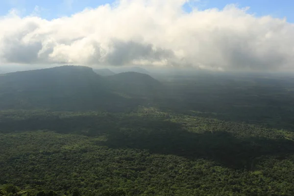 Niebla en el acantilado en Tailandia — Foto de Stock