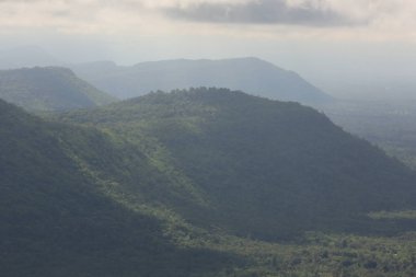 Tayland cliff üzerinde sis