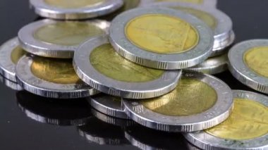 4 k lapse zaman, on baht paralar Tayland yığılmış.