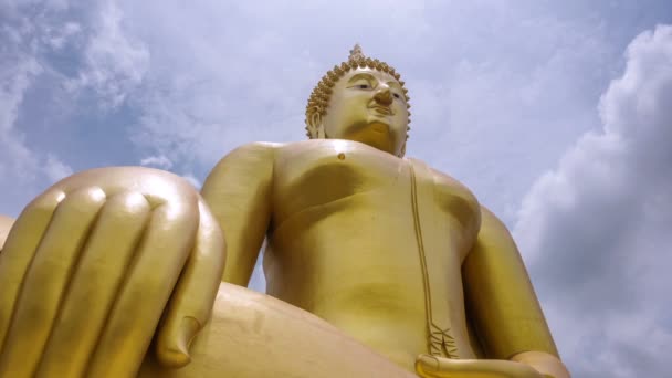4 k timelapse, největší socha Buddhy (Lap šířka 63 m, výška 95 m.) v Thajsku na Wat Muang, Ang Thong.