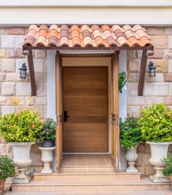 Süs Bitkileri ile dekore edilmiş ahşap giriş.