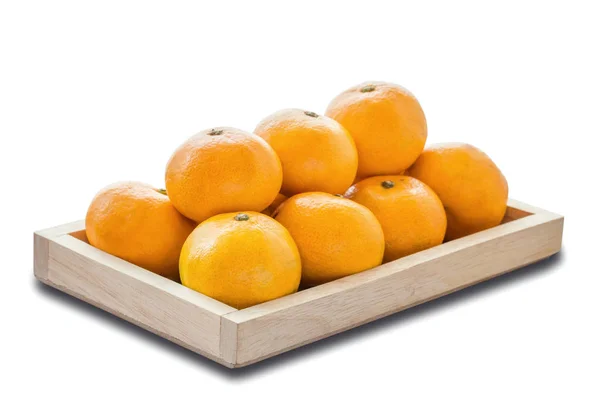 クリッピング パスと白い背景の木製トレイにオレンジ — ストック写真