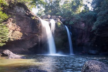 Tayland 'daki Khao Yai Ulusal Parkı' ndaki Haew Suwat Şelalesi 'nde inanılmaz güzel şelaleler.