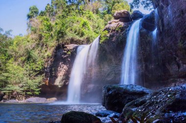 Tayland 'daki Khao Yai Ulusal Parkı' ndaki Haew Suwat Şelalesi 'nde inanılmaz güzel şelaleler.