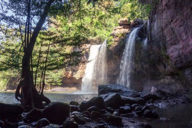 Tayland 'daki Khao Yai Ulusal Parkı' ndaki Haew Suwat Şelalesi 'nde inanılmaz güzel şelaleler.