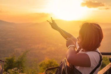 Pha KEB Tawan (KEB Tawan Cliff) içinde ormanlaşma faaliyetleri vahşi bitki tohumları içine çekmek için bir sapan kullanmak, Thap lan National Park Pha KEB Tawan cazibe, Wang Nam khiao, Nakhonratchasima, Tayland.