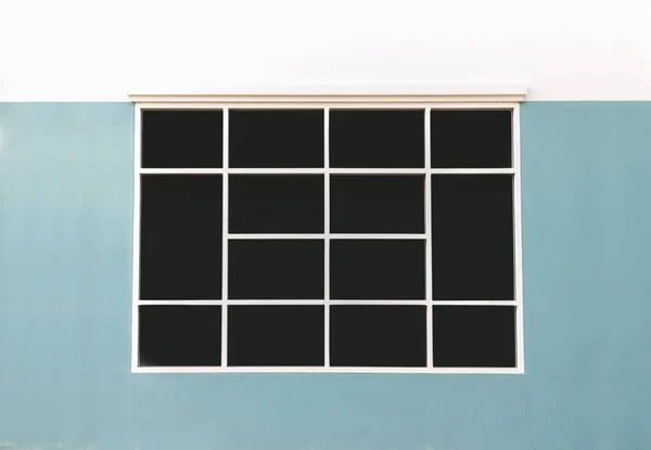 Siyah Cam Pencere Yeşil Duvarlı — Stok fotoğraf
