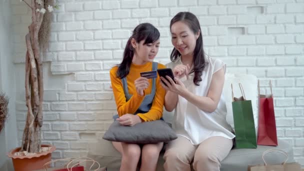 Ασιατικές Έφηβες Κόρες Και Μητέρες Ψωνίζουν Πιστωτικές Κάρτες Μέσω Κινητών — Αρχείο Βίντεο