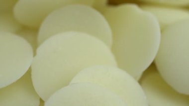 Makro dönüşlü video çekimi, beyaz çikolata tabletlere sıkıştırılır. Kolay depolama ve pişirme için