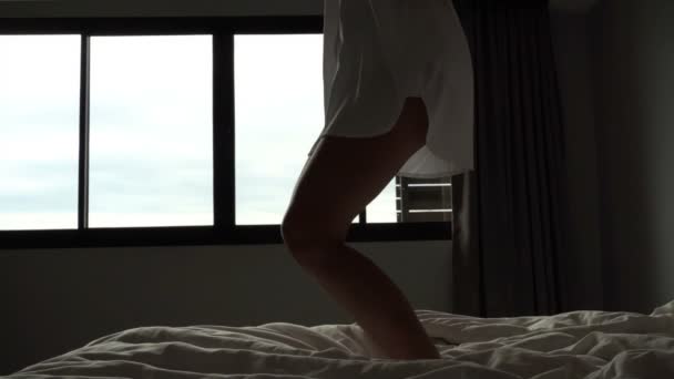 Замедленная Съемка Сексуальная Молодая Женщина Танцует Кровати Темной Комнате — стоковое видео