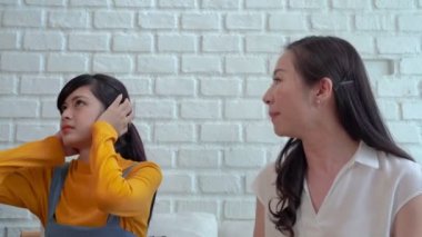 Aile konsepti videosu, anne genç kızından şikayetçi, kız çocuğu elleri kapalı kulakları ise öğretilere itaat etmiyor..