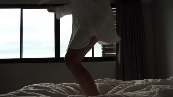 Slow Motion Een Sexy Jonge Vrouw Danst Het Bed Donkere — Stockvideo