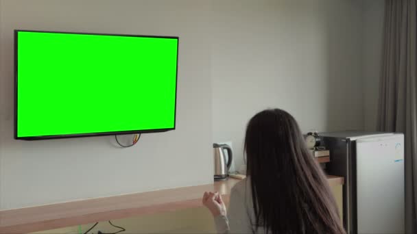 Женщины Аплодируют Экране Телевизора Комнате Показывает Признаки Возбужденного Зеленый Экран — стоковое видео