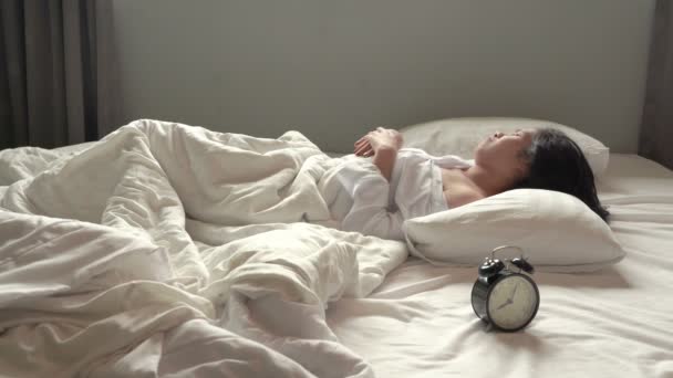 Young Asian Woman Looking Alarm Clock She Shocked Got Bed — Stock Video