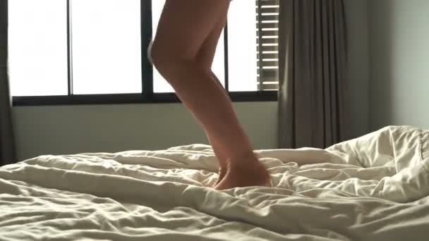 Una Giovane Donna Sexy Sta Ballando Sul Letto Mattino Donna — Video Stock