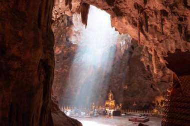 Mağaradan gelen ışık. Tayland 'ın muhteşem turistik merkezi, Khao Luang Mağarası, Phetchaburi Eyaleti.